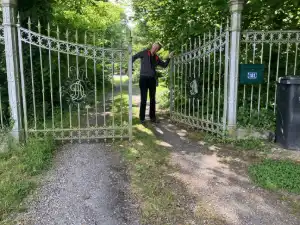 Bart bij poort Chateau 2025.webp
